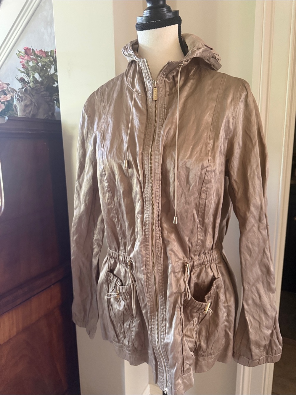 Jones, New York long sleeve ladies gold colored windbreaker excellent condition,